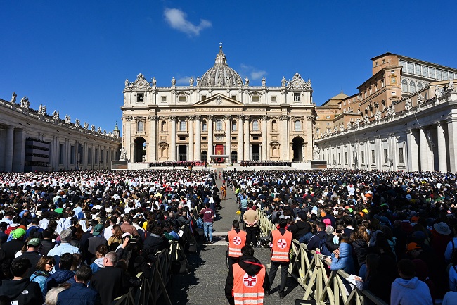 2 crowds at VaticanReligionPopeFuneral