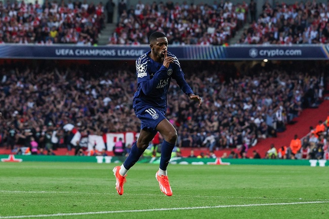 A PSG fan leads the cheering of their team by FblEurC1ArsenalPsg 3