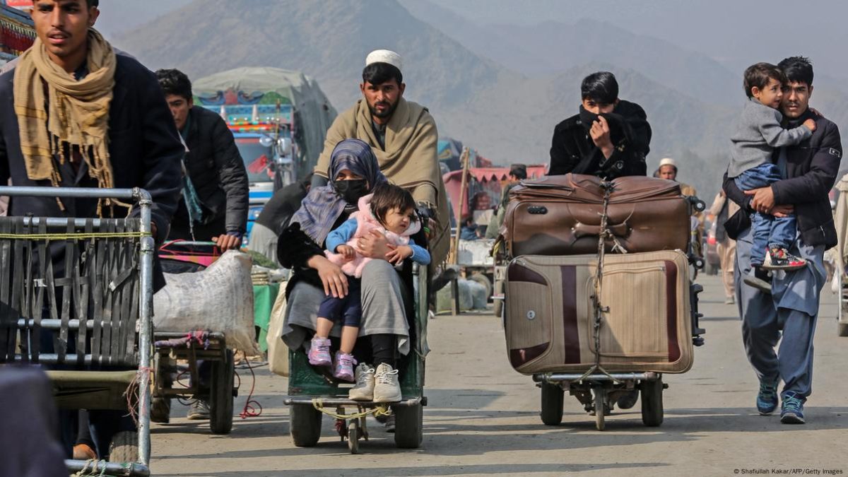 Pakistan Expels Over 850 Afghan Families Amid Ongoing Refugee Deportation Drive