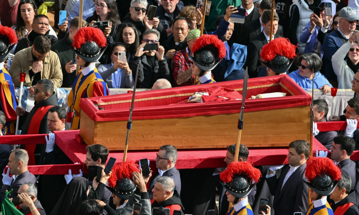 Pope Francis’s Coffin Begins Final Journey to Saint Peter’s Basilica