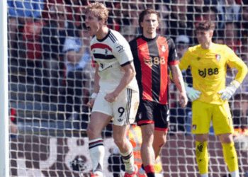 Hojlund's Last-Gasp Strike Rescues United Against Ten-Man Bournemouth