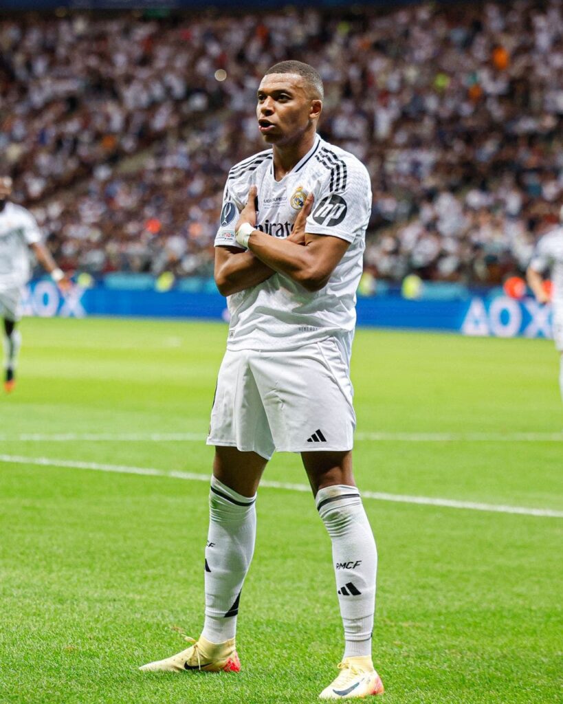 mbappe solo celebrando