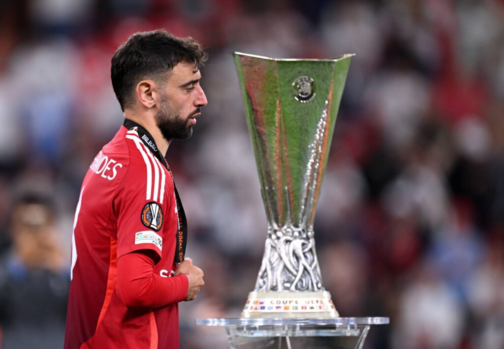 Photo of Bruno Fernandes and Europa League trophy