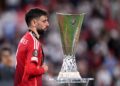 Photo of Bruno Fernandes and Europa League trophy