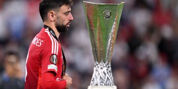 Photo of Bruno Fernandes and Europa League trophy