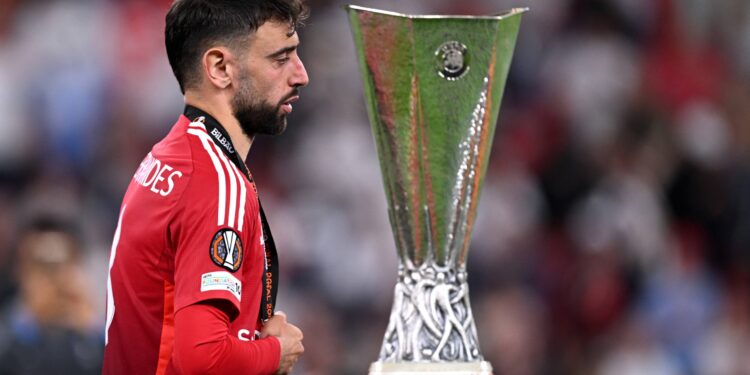 Photo of Bruno Fernandes and Europa League trophy