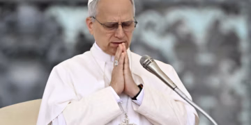 Photo of Pope Leo XIV praying