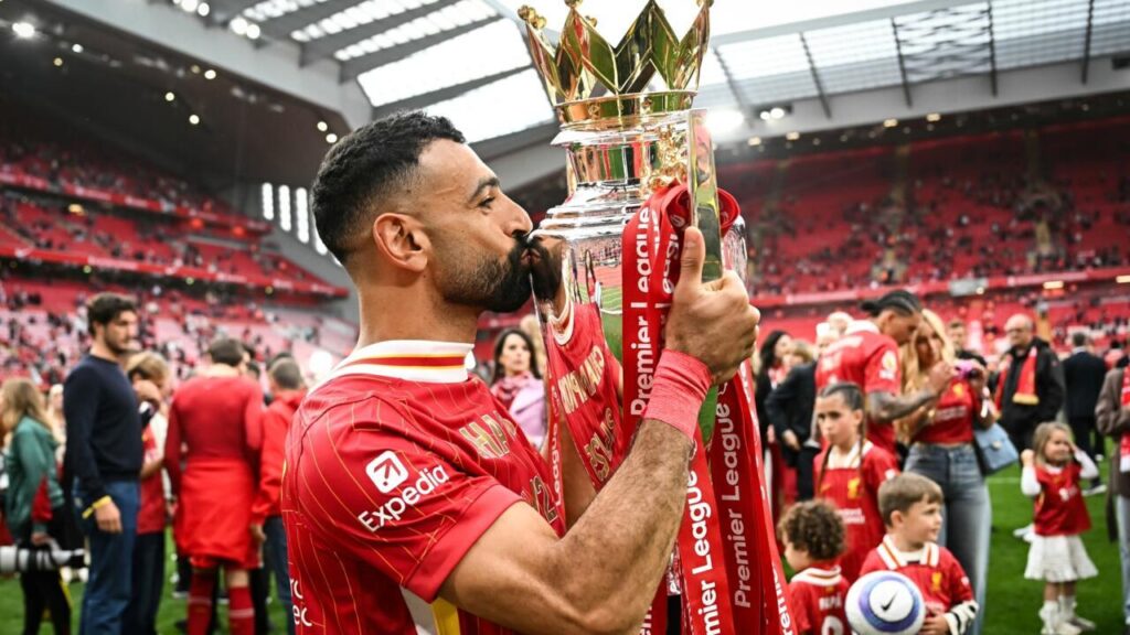 Photo of Mohamed Salah carrying the premier league trophy