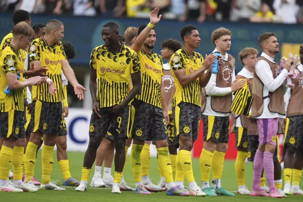 679190ef908ac5ad0381ce0b1d5d63d2 CWC Fluminense Borussia Dortmund FC Soccer 73288.jpg