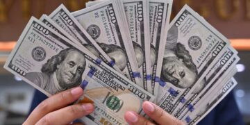 Dollar Faces Weekly Decline Amid U.S. Economic Weakness and Stalled Trade Talks dollar