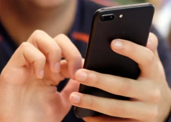 Man holding a Smartphone