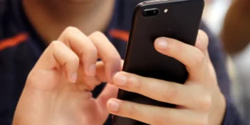 Man holding a Smartphone