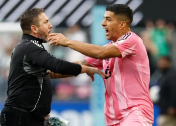 Head of security Gene Ramirez of the Seattle Sounders and Luis Suárez.