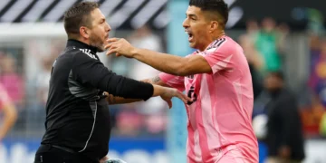Head of security Gene Ramirez of the Seattle Sounders and Luis Suárez.
