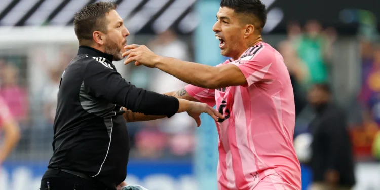 Head of security Gene Ramirez of the Seattle Sounders and Luis Suárez.
