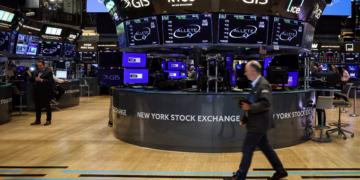 Wall Street Reclaims Dominance as Fed Cuts and AI Hype Drive Record Inflows Wall Street