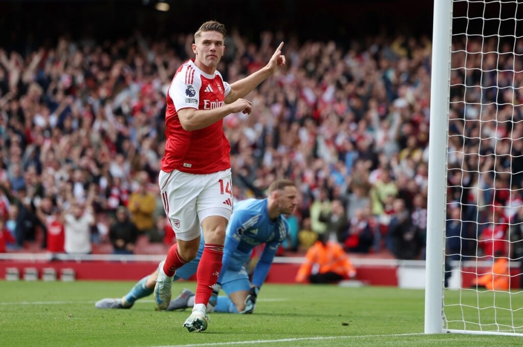 arsenals viktor gyokeres scores the 2 0 lead during the english premier league soccer match between arsenal and nottingham forest at the emirates stadium in london efe
