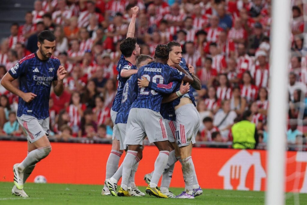 los jugadores del arsenal celebran el 0 1 durante el primer partido de la fase de la liga de campeones entre el athletic club de bilbao y el arsenal efe