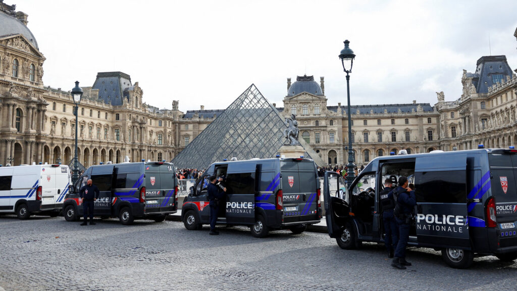 Photo of louvre museum