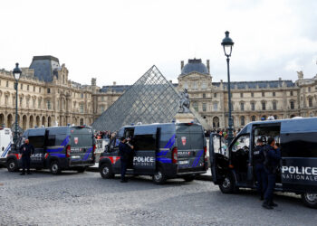 Photo of louvre museum