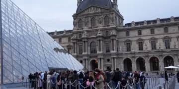 Louvre Reopens Three Days After Daring Jewellery Heist Photo of the Louvre Museum