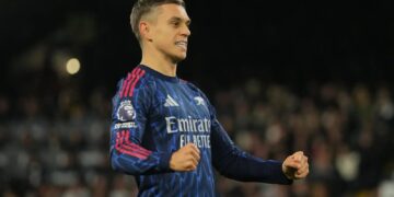 Trossard Fires Arsenal Back to the Top with Narrow Win Over Fulham Photo of Arsenal’s Trossard