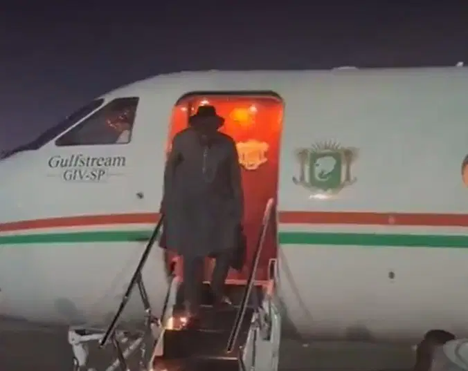 Photo of Goodluck Jonathan stepping out of a plane