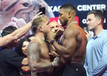 Anthony Joshua versus Jake Paul