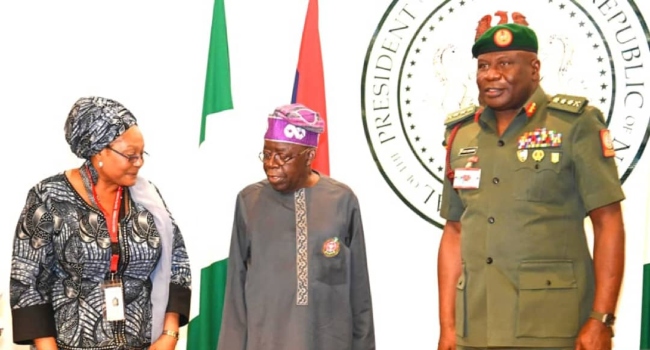 Photo of President Bola Tinubu and his wife, Oluremi, in a group photograph with the Chief of Defence Staff, General Olufemi Oluyede in Abuja