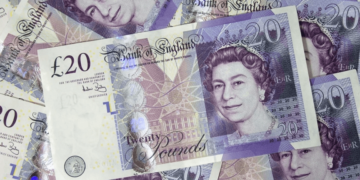 Pound Falters Despite Growth Data as Rate Cut Expectations Mount Pound