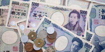 Yen Climbs After Intervention Alert Amid Swirling Political and Economic Challenges Yen