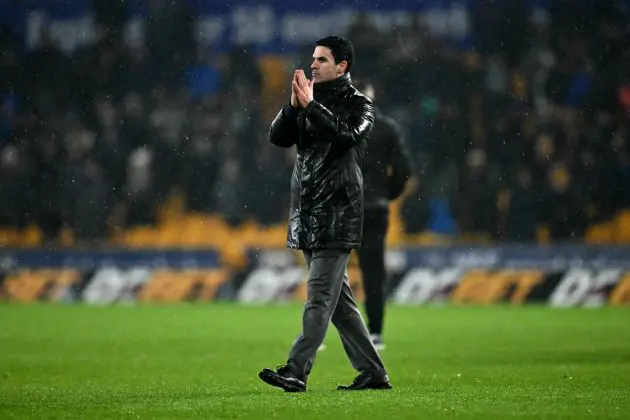 Mikel Arteta walking