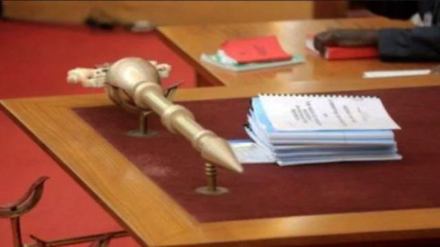 Assembly mace