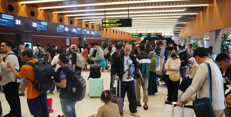 Thousands Scramble for Flights as Volcano Disrupts Indonesia's Skies Flights